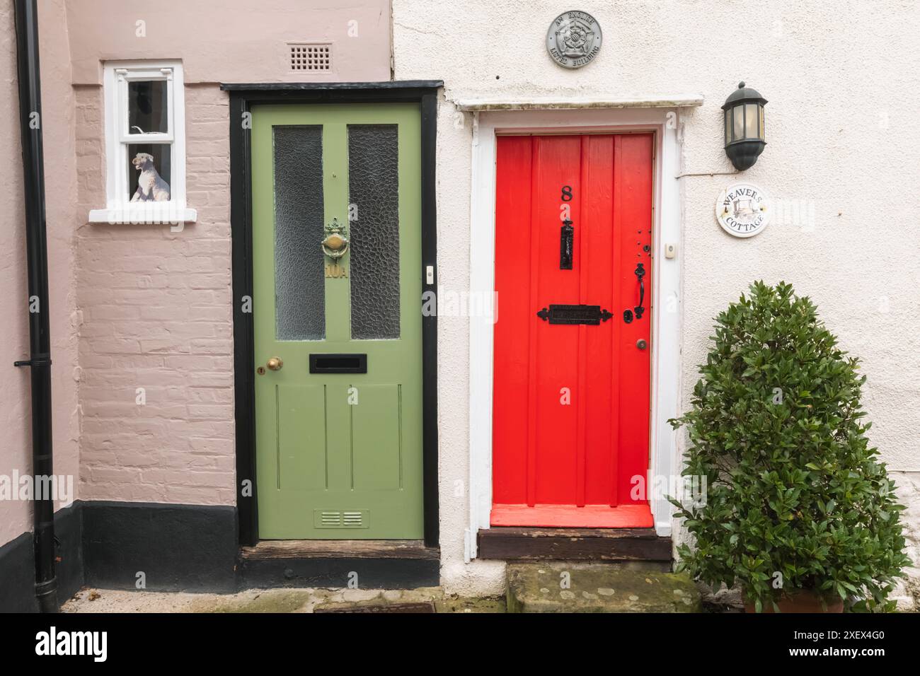 Inghilterra, Kent, Sandwich, colorate porte rosse e verdi Foto Stock