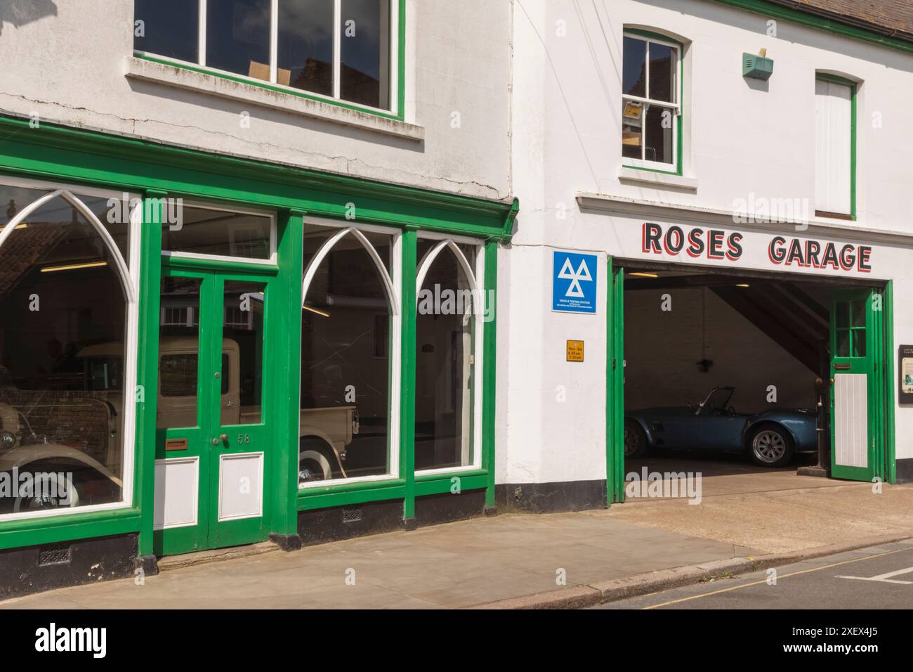 Inghilterra, Kent, Sandwich, lo storico Roses Garage Foto Stock