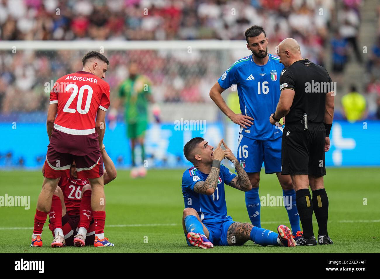 Berlino, Germania. 29 giugno 2024. Gianluca Mancini (C) spiega all'arbitro Szymon Marciniak (R) durante il turno di UEFA Euro 2024 del 16 incontro tra Svizzera e Italia a Berlino, Germania, 29 giugno 2024. Crediti: Peng Ziyang/Xinhua/Alamy Live News Foto Stock