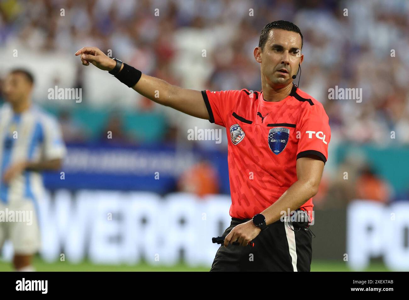 L'arbitro messicano Cesar Ramos R gestures durante la Copa America USA 2024, incontro di gruppo A tra Argentina e Perù, all'Hard Rock Stadium di Miami, il 29 giugno 2024 MIAMI STATI UNITI Copyright: XALEJANDROxPAGNIx Foto Stock