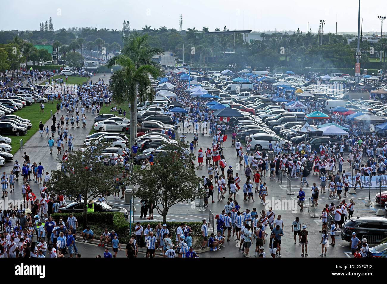 Tifosi argentini nelle vicinanze dello stadio dove Argentina e Perù giocheranno nella fase a gironi Copa America USA 2024, all'Hard Rock Stadium di Miami, il 29 giugno 2024 MIAMI STATI UNITI Copyright: XALEJANDROxPAGNIx Foto Stock