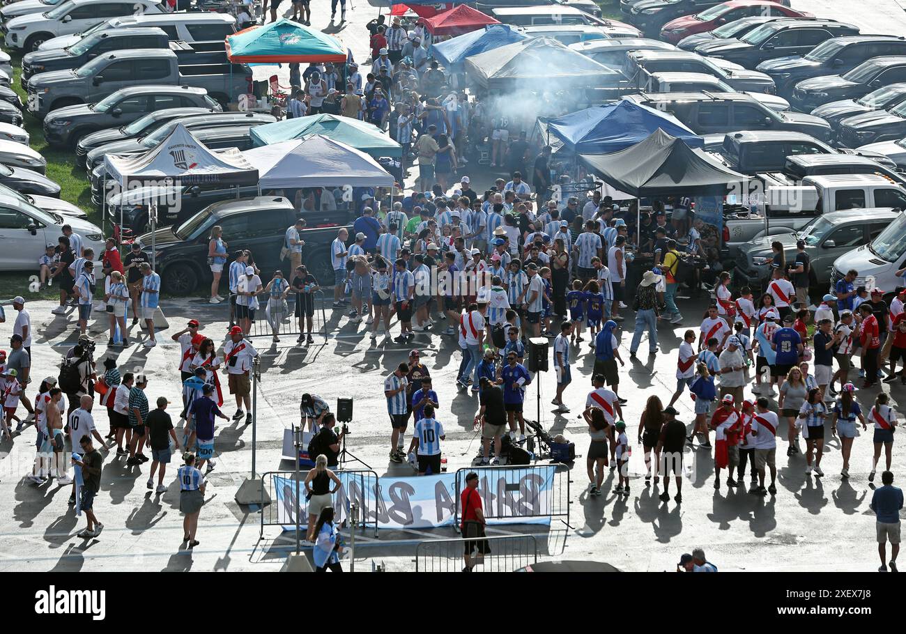 Tifosi argentini nelle vicinanze dello stadio dove Argentina e Perù giocheranno nella fase a gironi Copa America USA 2024, all'Hard Rock Stadium di Miami, il 29 giugno 2024 MIAMI STATI UNITI Copyright: XALEJANDROxPAGNIx Foto Stock