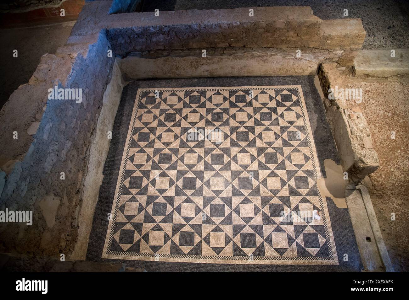 mozaic romano in Domus dell'Ortaglia, domus romane dall'i al IV d.C. nel Museo di Santa Giulia nel complesso monastico di San Salvat Foto Stock