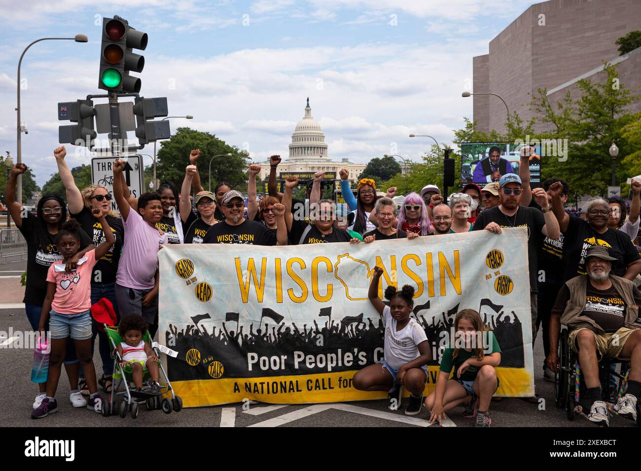 Washington DC, Stati Uniti. 29 giugno 2024. Manifestanti nella marcia dei poveri sulla Pennsylvania Ave a Washington DC, USA, il 29 giugno 2024. La marcia richiede diritti economici e umani per i poveri americani di diversa provenienza. La campagna dei poveri è motivata dal desiderio di giustizia economica: L'idea che tutte le persone debbano avere ciò di cui hanno bisogno per vivere. (Foto di Aashish Kiphayet/Sipa USA) credito: SIPA USA/Alamy Live News Foto Stock