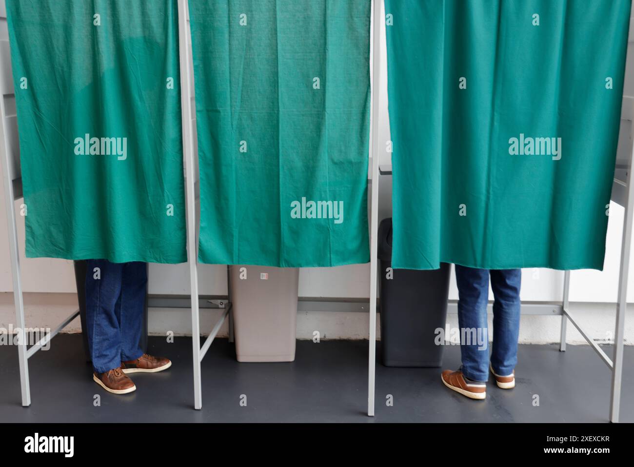 Corrèze, Francia. 30 giugno 2024. Voto al primo turno delle elezioni legislative anticipate nel primo collegio elettorale di Corrèze, in cui l'ex presidente della Repubblica Francois Hollande è candidato alla coalizione elettorale "nuovo fronte Popolare". Uzerche, Corrèze, Francia, Europa. Crediti: Foto di HM Images/Alamy Live News. Foto Stock