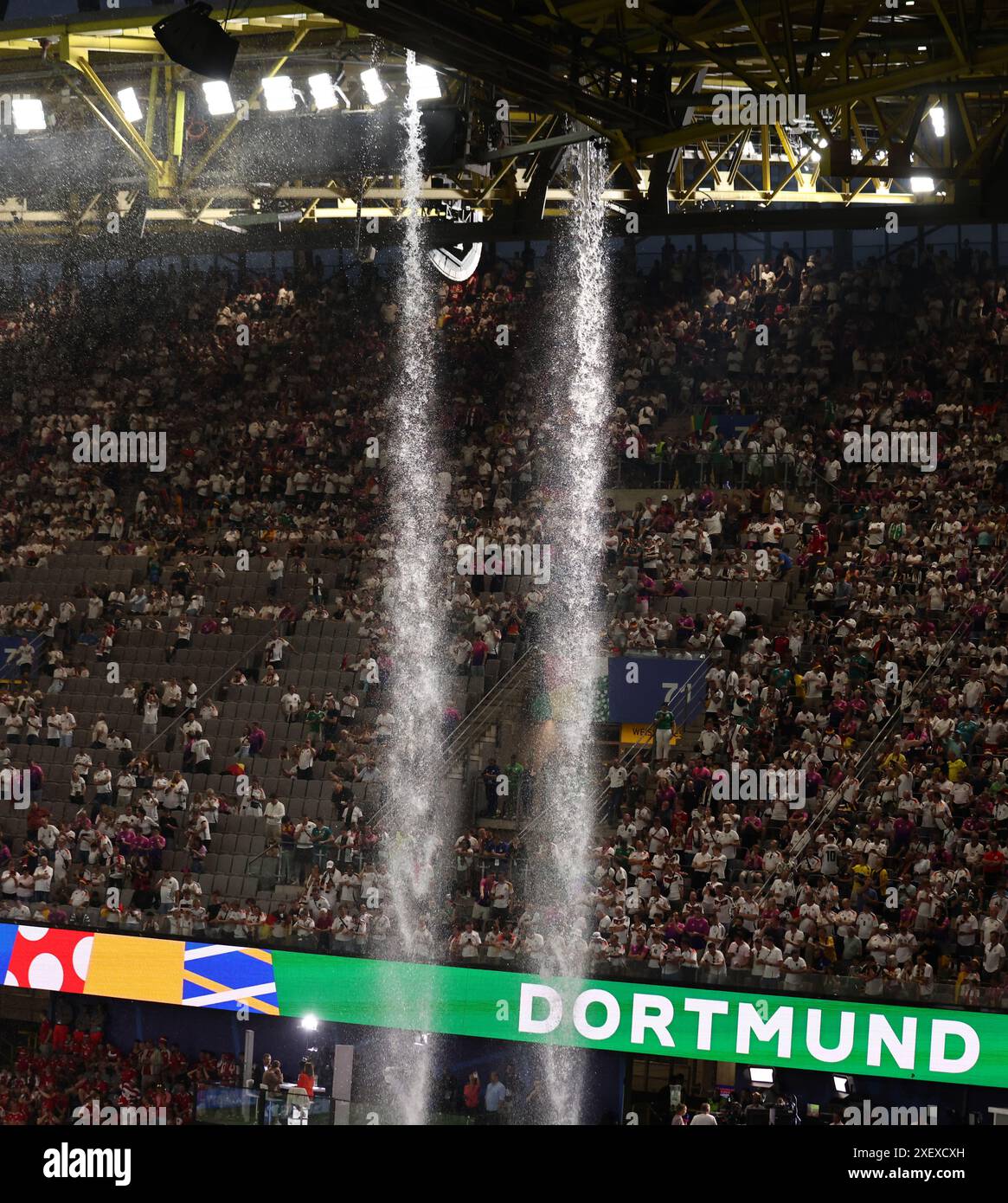 DORTMUND, GERMANIA - GIUGNO 29: La partita è sospesa a causa di un temporale durante il turno di UEFA EURO 2024 del 16 contro la Germania e la Danimarca allo stadio di calcio Dortmund il 29 giugno 2024 a Dortmund, Germania. © diebilderwelt / Alamy Stock Foto Stock