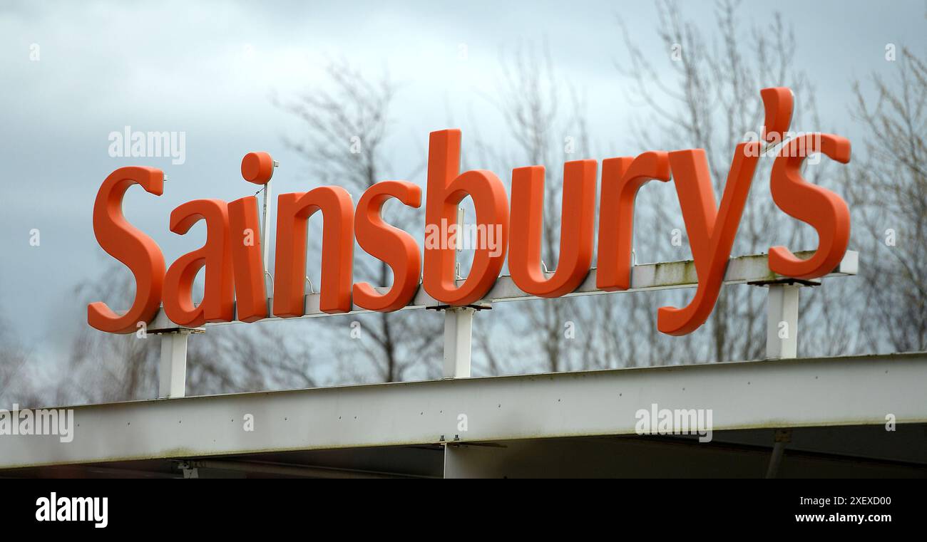 Foto del file datata 18/3/14 di un supermercato di Sainsbury. Si prevede che Sainsbury’s rivelerà un’ulteriore crescita delle vendite negli ultimi tre mesi, ma potrebbe vedere un certo impatto a causa del maltempo primaverile e del continuo costo della vita. Il concessionario è pronto ad aggiornare gli azionisti sulle proprie prestazioni nel trimestre fino alla fine di maggio, con i dati del 2 luglio. Gli investitori e gli analisti sperano che l'azienda faccia luce sul sentimento dei consumatori durante la primavera e l'estate. Data di pubblicazione: Domenica 30 giugno 2024. Foto Stock