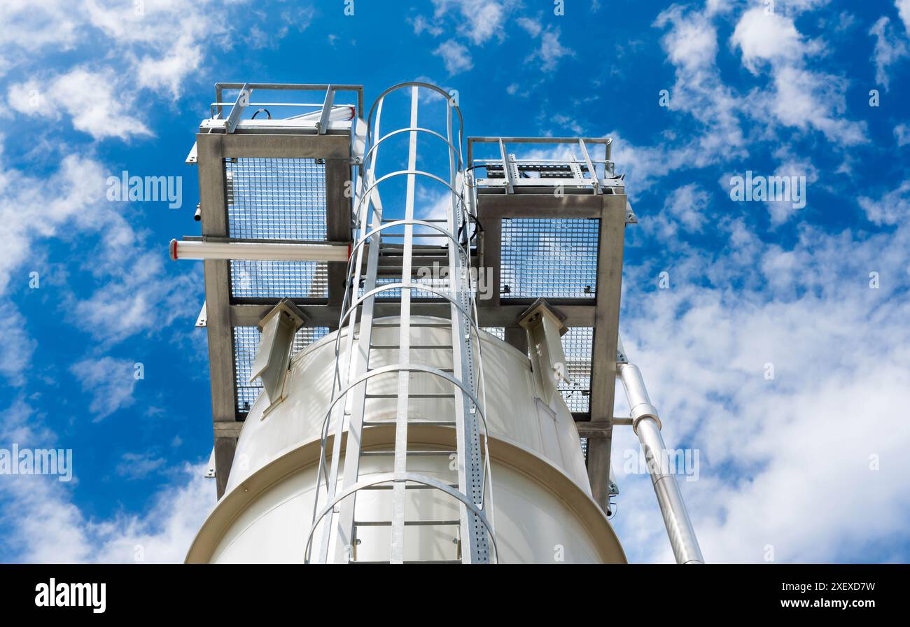 Ampia area di manutenzione del serbatoio con scale Foto Stock