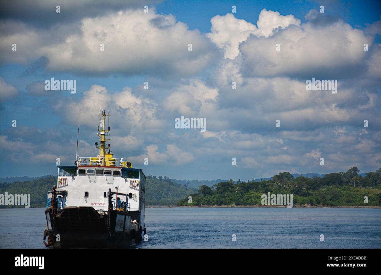 L'immagine mostra un'enorme nave nella Baia del Bengala nelle Isole Andamane con il cielo blu sullo sfondo. La nave si sta dirigendo verso la costa. Foto Stock