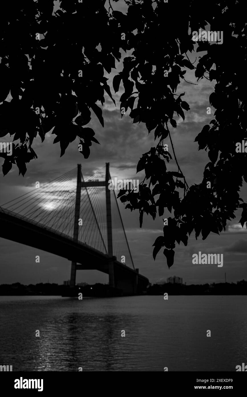 L'immagine raffigura una vista sensazionale del secondo ponte Hooghly (Vidgyasagar Setu) contro il cielo estivo a Prinsep Ghat a Kolkata, in India. Foto Stock