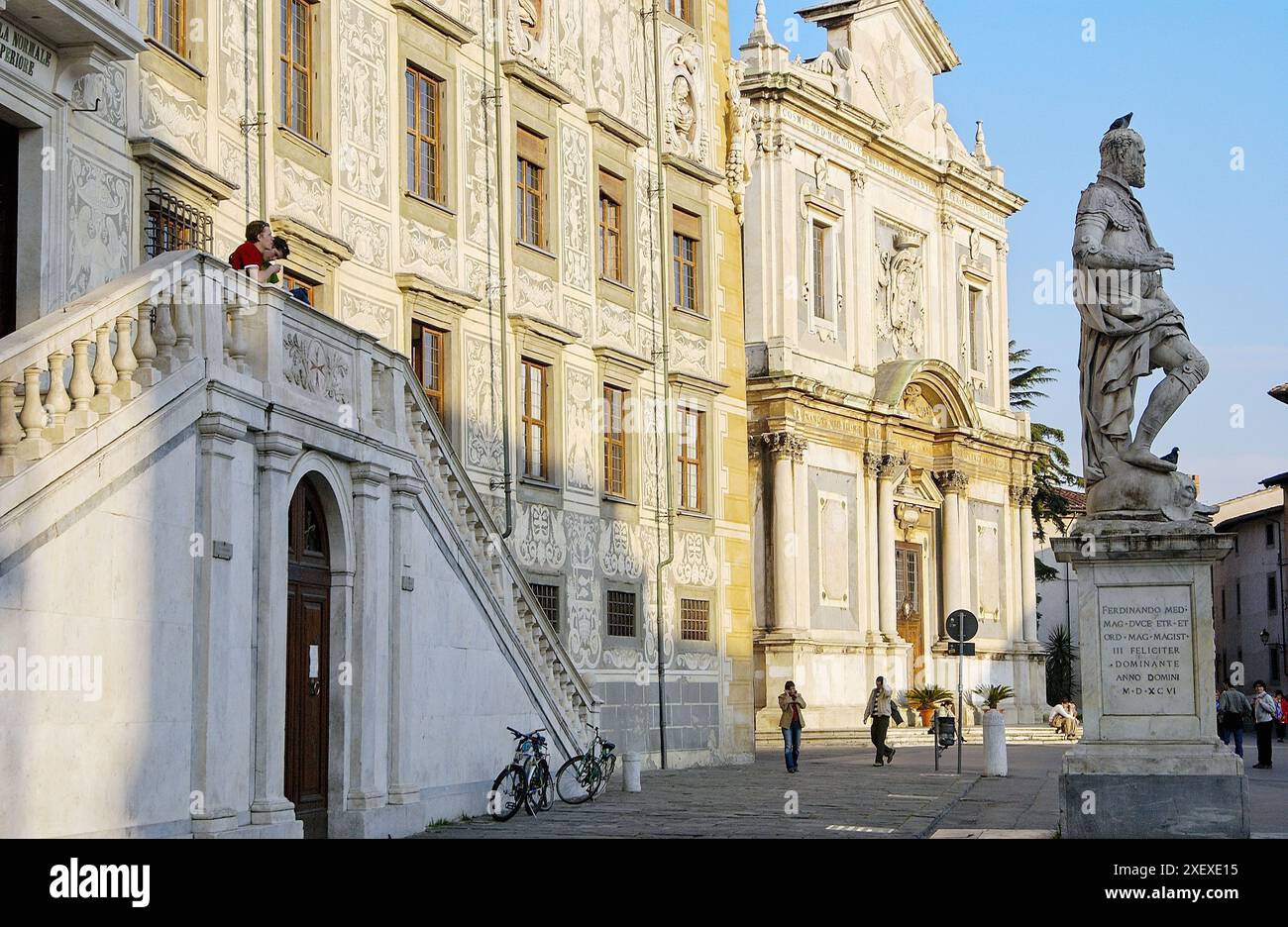 Palazzo della Carovana dei Cavalieri e la chiesa di Santo Stefano a Piazza dei Cavalieri di Giorgio Vasari. Pisa. Italia Foto Stock