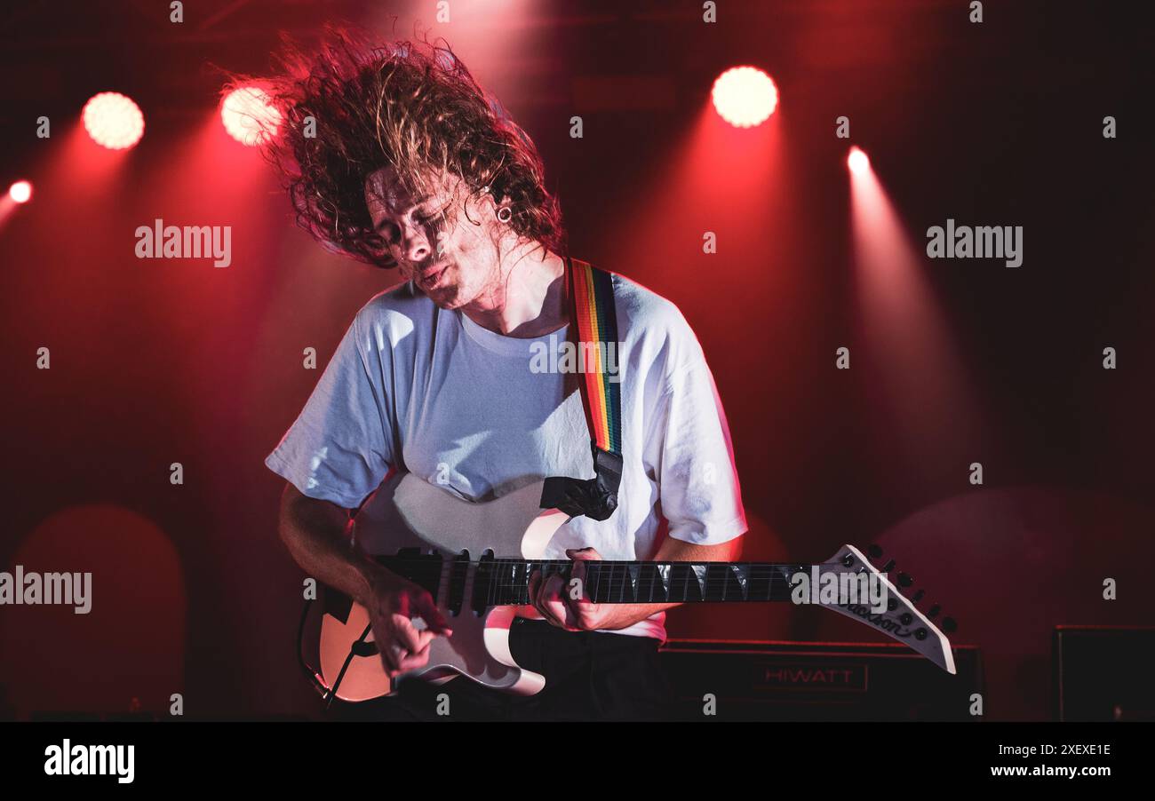 ITALIA, COLLEGNO, 29 GIUGNO: Lee Kiernan, chitarrista della band britannica IDELES, si esibisce dal vivo sul palco dell'edizione 2024 del Flowers Festival Foto Stock