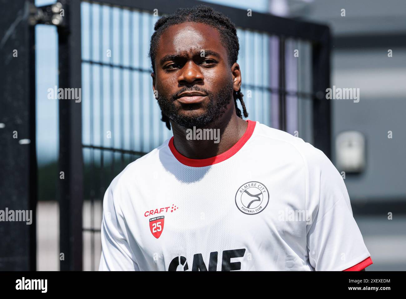 Almere, Paesi Bassi. 28 giugno 2024. ALMERE, 28-06-2024, Yanmar Stadium, stagione 2024/2025, calcio olandese Eredivisie. Almere City FC giocatore Christopher Mamengi prima della partita Almere City - FCSB credito: Pro Shots/Alamy Live News Foto Stock