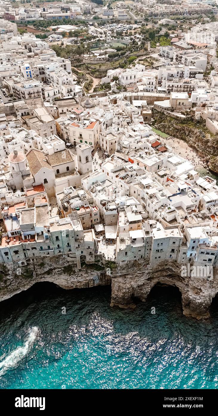 Questa splendida foto con drone cattura la bellezza mozzafiato di Polignano a Mare dall'alto. Foto Stock