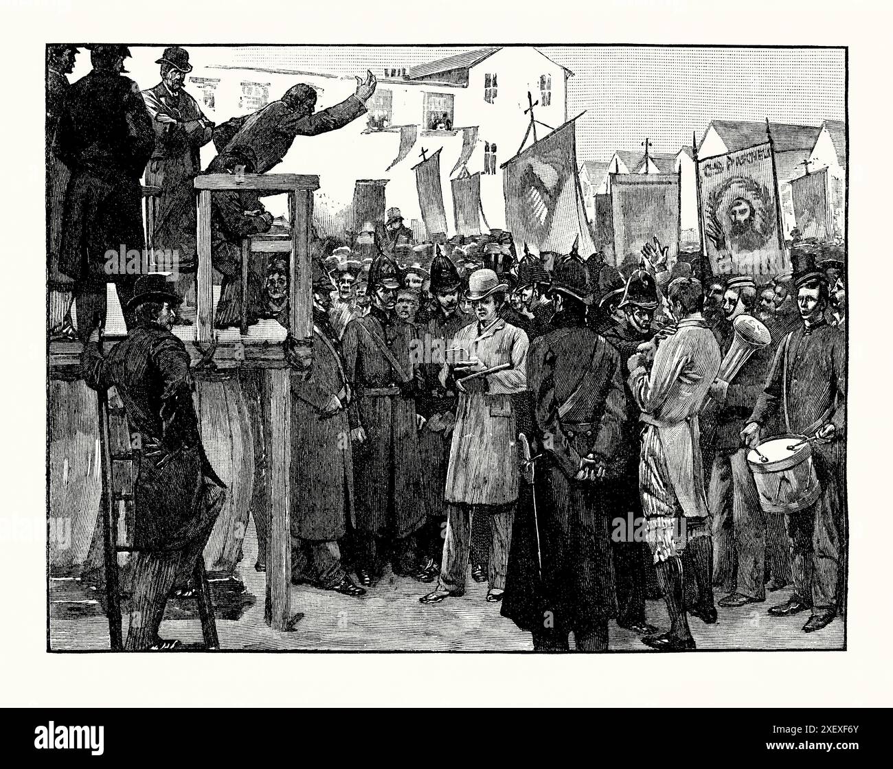 Una vecchia incisione di un raduno del piano di campagna in Irlanda alla fine degli anni '1880 È tratto da un libro di storia vittoriana del 1900 circa. Qui i membri della Royal Irish Constabulary proteggono un giornalista che copre l'evento. Il piano di campagna fu un programma adottato in Irlanda tra il 1886 e il 1891, coordinato dai politici irlandesi a beneficio degli inquilini, contro i proprietari terrieri principalmente assenti. È stato lanciato per contrastare le difficoltà agricole causate dalla continua depressione dei prezzi dei prodotti lattiero-caseari e del bestiame, che ha lasciato molti inquilini in arretrato con l'affitto. Foto Stock