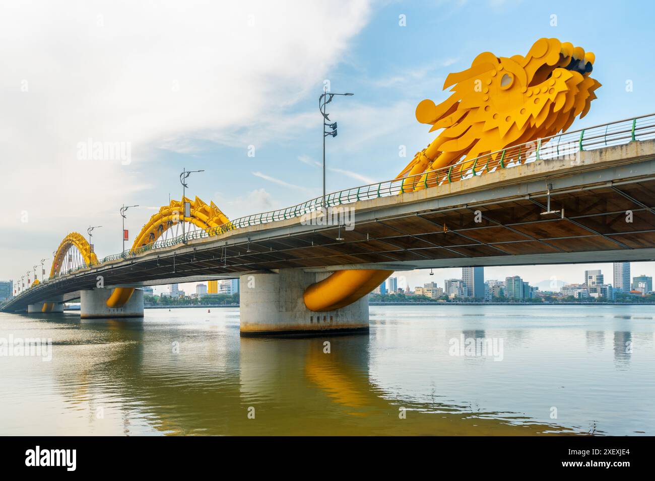 Splendida vista del Ponte del Drago (Cau Rong) sul fiume Han nel centro di da Nang (Danang), Vietnam. Bellissimo paesaggio urbano. Foto Stock