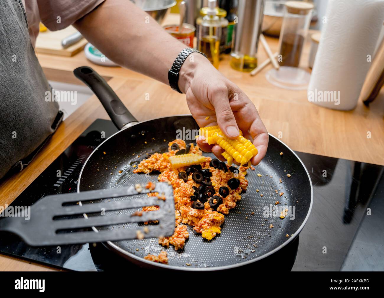 Lo chef della cucina prepara quesadillas con tofu e mais dolce Foto Stock