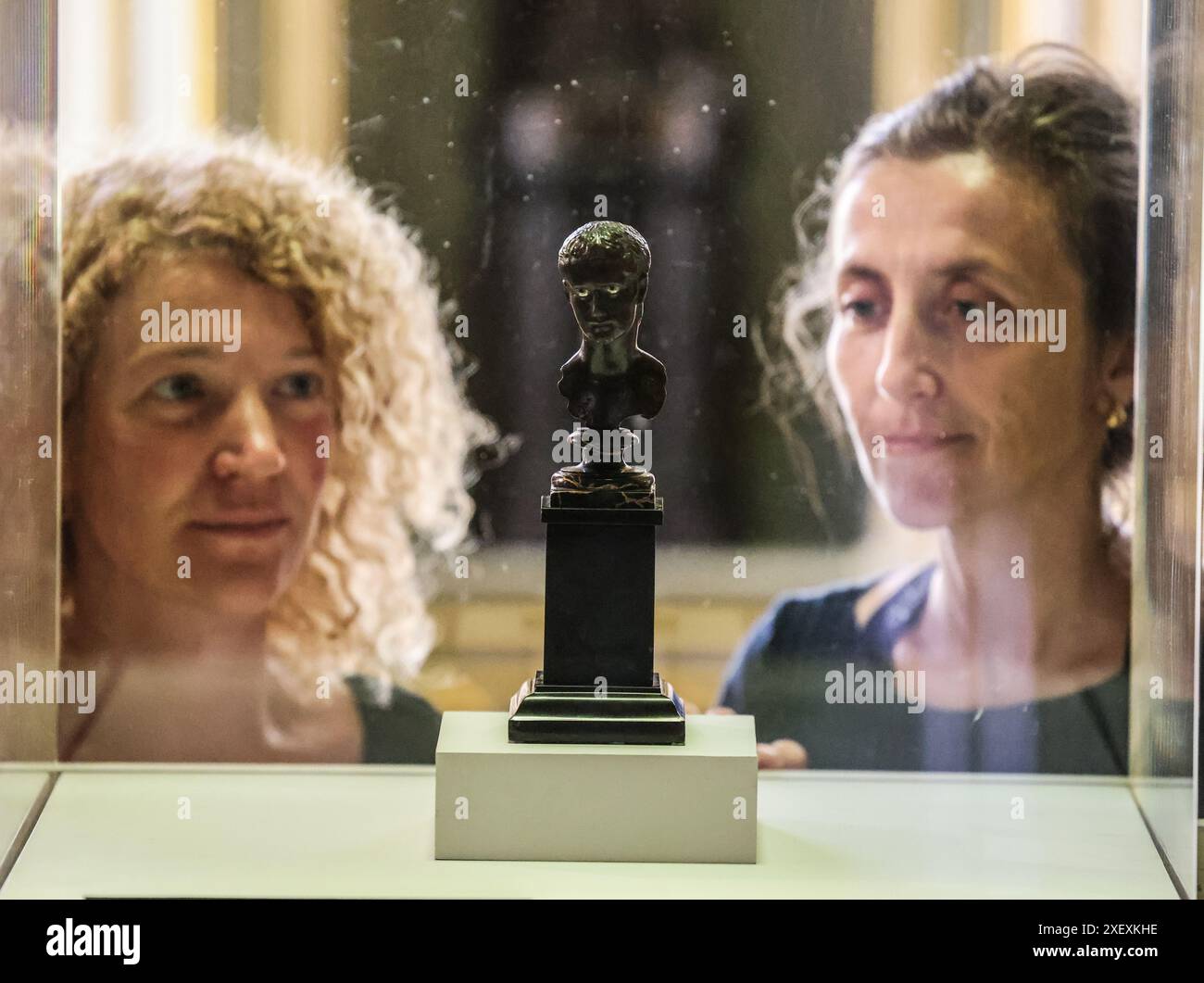 Strawberry Hill House, Richmond upon Thames Twickenham 30 giugno 2024 Dr. Silvia Davoli, Direttore Artistico della Strawberry Hill House (R) e Caterina Badan - curatrice della Schroder Collection (L ) accanto al busto originale dell'imperatore romano Caligola, ormai confermato dall'esperto, l'argento inserito negli occhi era una pratica comune per gli imperatori. Risalente a 2,000 anni fa, piccolo busto in bronzo dell'imperatore romano Caligola, secondo quanto riferito uno dei primi tesori rinvenuti da Ercolano, in mostra alla Strawberry Hill House . Paul Quezada-Neiman/Alamy Live News Foto Stock