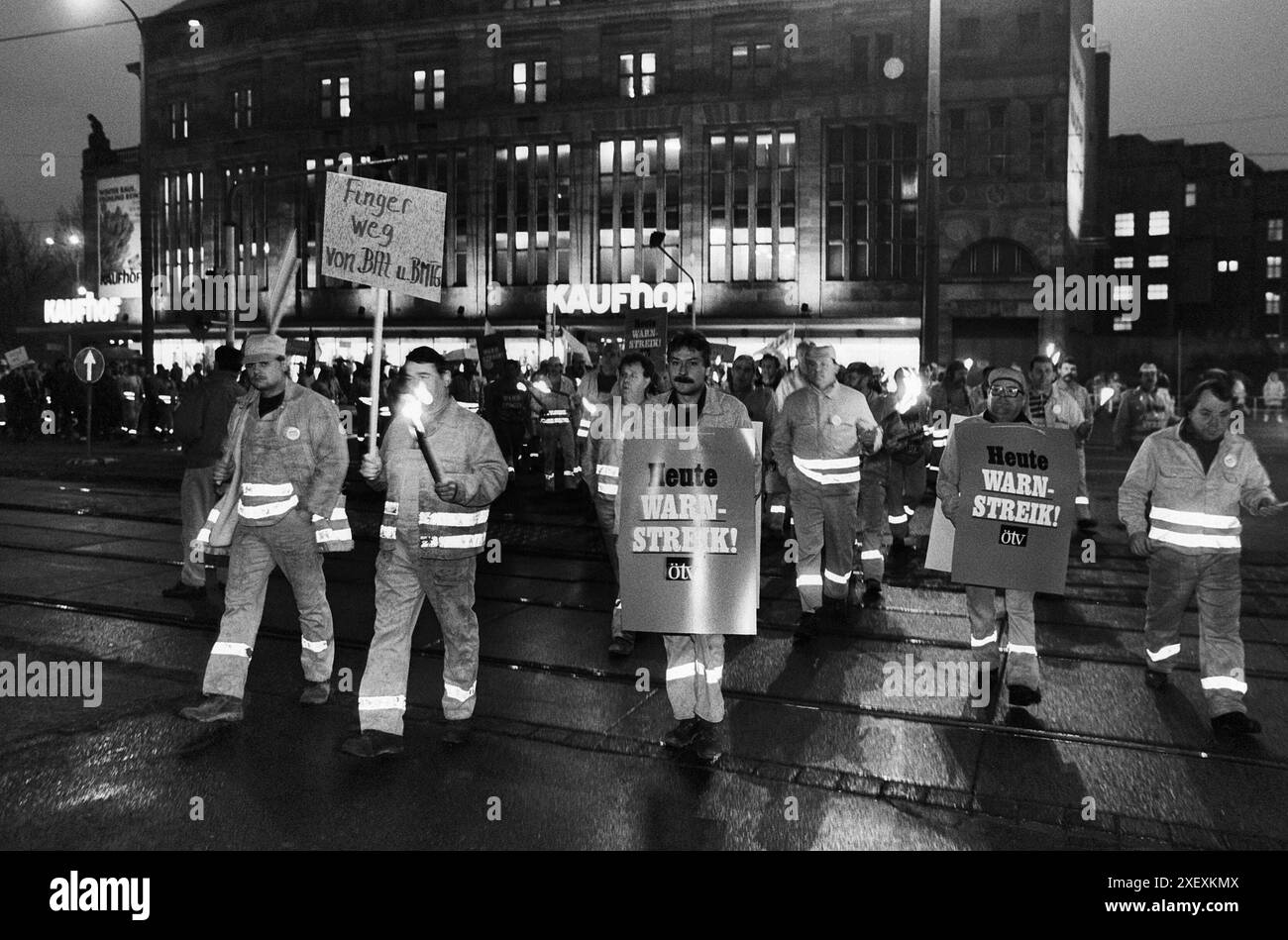 ÖTV Streik 01.03.1994, Chemnitz, Streik städtischer Mitarbeiter, Müllabfuhr, Stadtreinigung, Friedhofamt und die Verkehrsbetriebe CVAG.2000 Streikende legten die Stadt lahm. 120 Busse und 42 Strassenbahnzüge verstopften alle Zufahrten. *** ÖTV sciopero 01 03 1994, Chemnitz, sciopero dei dipendenti comunali, raccolta rifiuti, pulizia della città, ufficio cimiteriale e la società di trasporti CVAG 2000 fine dello sciopero paralizzarono la città 120 autobus e 42 treni tram intasarono tutte le strade di accesso Foto Stock