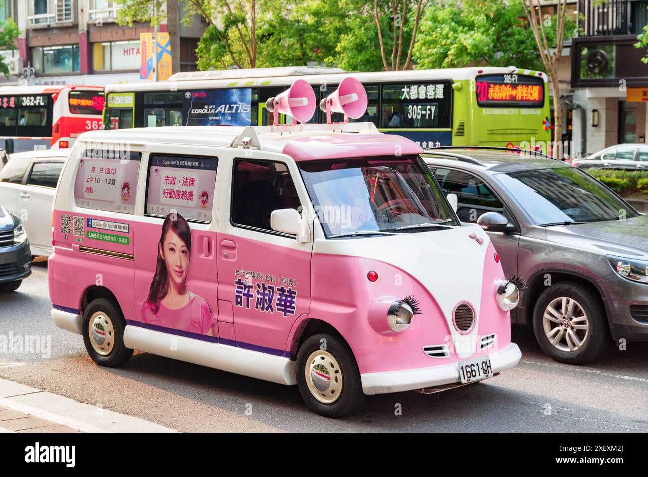 Taipei, Taiwan - 26 aprile 2019: Carino furgone rosa per la pubblicità su strada. Traffico diurno di Taipei. Taiwan è una popolare destinazione turistica dell'Asia. Foto Stock