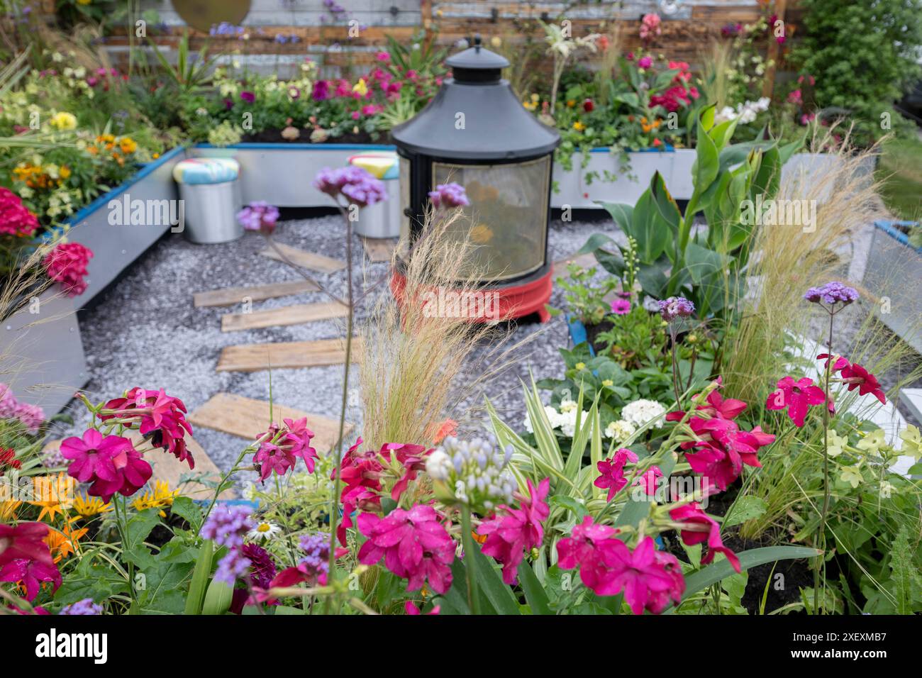 Richmond upon Thames, Londra, Regno Unito. Il più grande spettacolo di fiori al mondo, l'RHS Hampton Court Palace Garden Festival apre il 2-7 luglio 2024. I preparativi finali per gli espositori si svolgono il giorno dell'accumulo. Le attrazioni principali includono: Show Gardens: Il Lighthouse Garden progettato da Tracy Harman e Tony Wagstaff, creato per la sua Forever home presso il Lighthouse Child Development Centre, una struttura dell'Essex che offre servizi per bambini e giovani di età compresa tra 0 e 18 anni con disturbi dello sviluppo neurologico e della neurodisabilità. Crediti: Malcolm Park/Alamy Live News Foto Stock