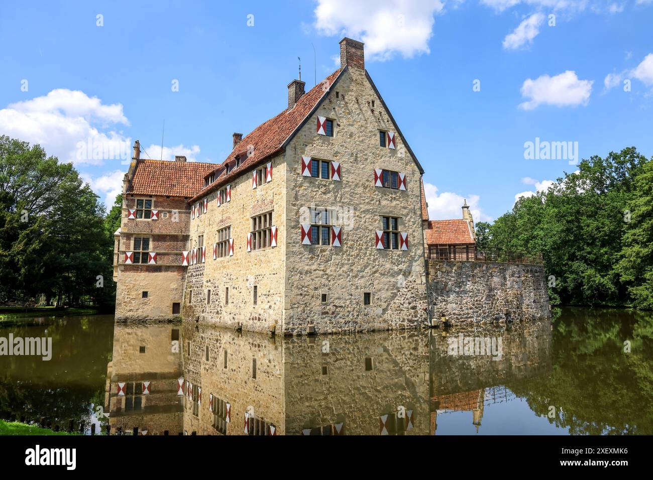 Burg Vischering, Wasserburg, als Trutzburg in der zweiten Hälfte des 13. Jahrhunderts gegründet, entwickelte sich die Burg zum Stammsitz der Familie Droste zu Vischering, beherbergt heute unter anderem das Münsterlandmuseum. Gilt im Münsterland als eine der ältesten und besterhaltenen Anlagen. Lüdingshausen, Nordrhein-Westfalen, DEU, Deutschland, 24.06.2024 *** Burg Vischering, castello fortificato, fondato come fortezza nella seconda metà del XIII secolo, il castello si sviluppò come sede ancestrale della famiglia Droste zu Vischering, oggi ospita il Museo Münsterland, tra le altre cose Consi Foto Stock