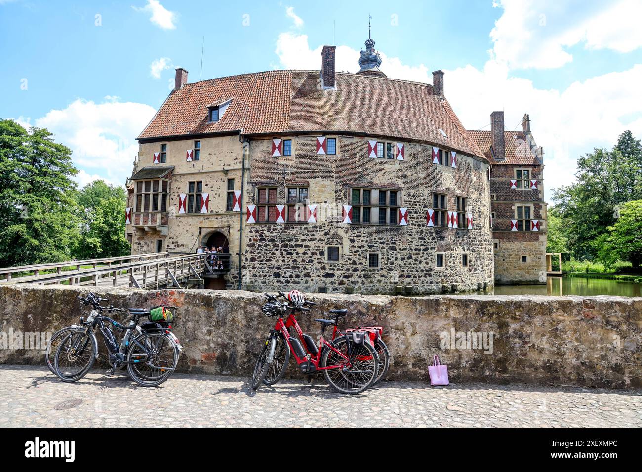 Burg Vischering, Wasserburg, als Trutzburg in der zweiten Hälfte des 13. Jahrhunderts gegründet, entwickelte sich die Burg zum Stammsitz der Familie Droste zu Vischering, beherbergt heute unter anderem das Münsterlandmuseum. Gilt im Münsterland als eine der ältesten und besterhaltenen Anlagen. Lüdingshausen, Nordrhein-Westfalen, DEU, Deutschland, 24.06.2024 *** Burg Vischering, castello fortificato, fondato come fortezza nella seconda metà del XIII secolo, il castello si sviluppò come sede ancestrale della famiglia Droste zu Vischering, oggi ospita il Museo Münsterland, tra le altre cose Consi Foto Stock