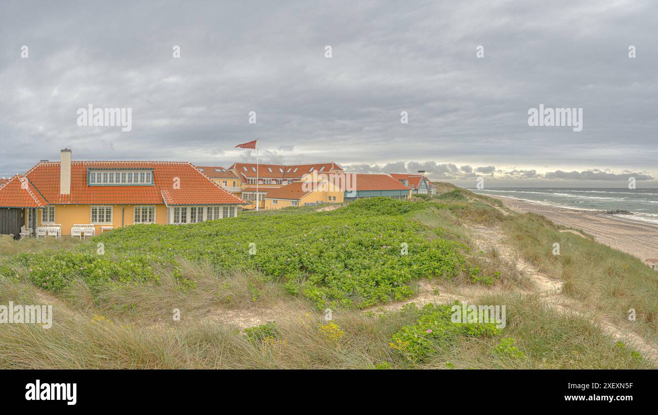 Vista panoramica dell'Apartment Hotel Traneklit tra le dune vicino al mare a Old Skagen, Danimarca, 25 maggio 2024 Foto Stock