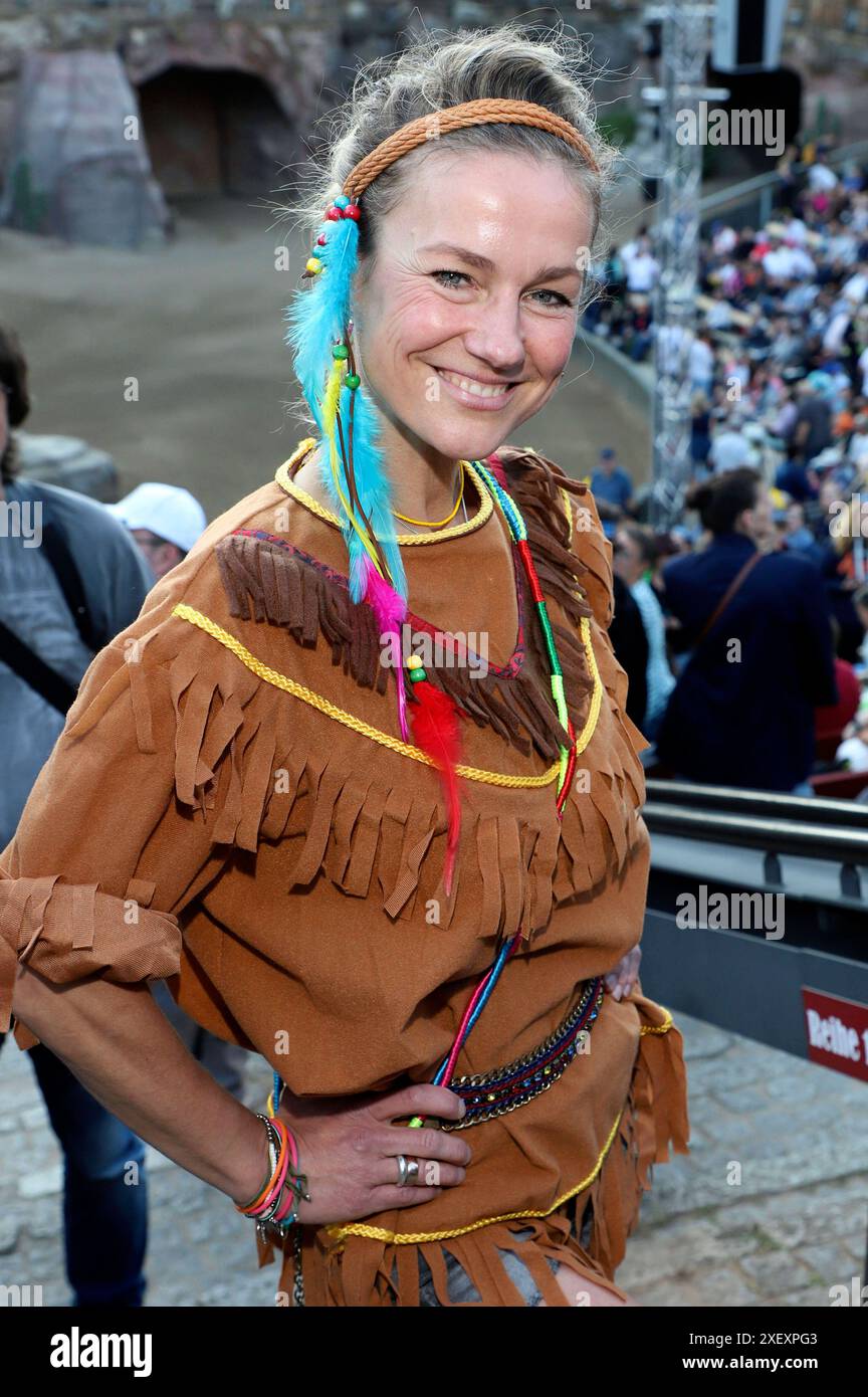 Rhea Harder-Vennewald bei der Premiere von Winnetou II - Ribanna und Old Firehand bei den Karl-May-Spielen 2024 im Freilichttheater am Kalkberg. Bad Segeberg, 29.06.2024 *** Rhea Harder Vennewald alla prima di Winnetou II Ribanna e Old Firehand ai Karl May Games 2024 nel teatro all'aperto di Kalkberg Bad Segeberg, 29 06 2024 foto:xgbrcix/xFuturexImagex winnetou prem 4625 Foto Stock