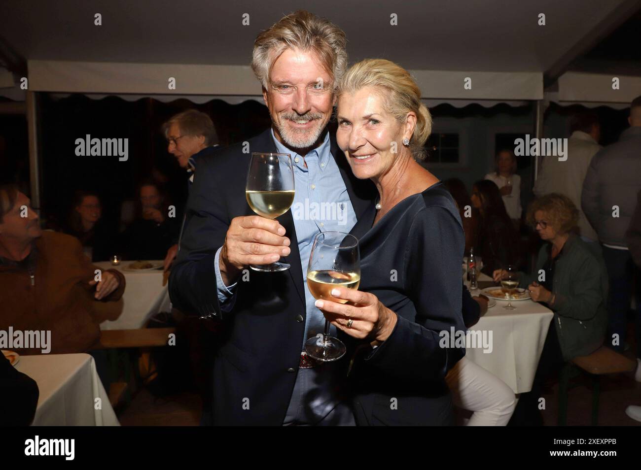 Nick Wilder und Christine Mayn bei der Premiere von Winnetou II - Ribanna und Old Firehand bei den Karl-May-Spielen 2024 im Freilichttheater am Kalkberg. Bad Segeberg, 29.06.2024 *** Nick Wilder e Christine Mayn alla prima di Winnetou II Ribanna e Old Firehand ai Karl May Games 2024 nel teatro all'aperto di Kalkberg Bad Segeberg, 29 06 2024 foto:xgbrcix/xFuturexImagex winnetou prem 4671 Foto Stock