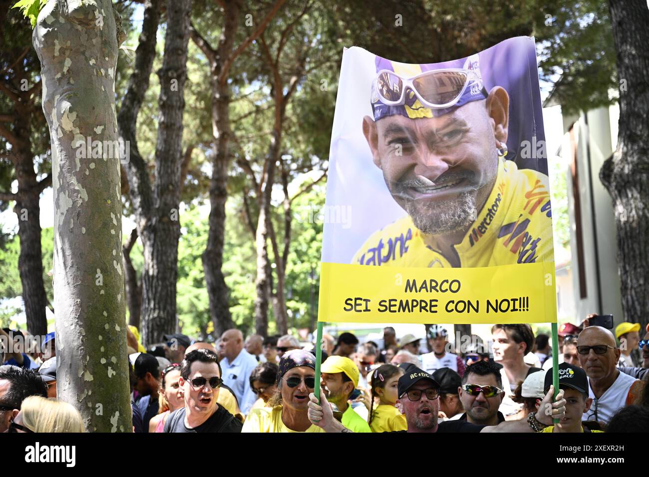Cesenatico, Italia. 30 giugno 2024. Appassionati del compianto Marco Pantani, leggendario ciclista italiano nella foto all'inizio della seconda tappa del Tour de France 2024, da Cesenatico, Italia a Bologna (198 km) domenica 30 giugno 2024. La 111a edizione del Tour de France inizia sabato 29 giugno e si concluderà a Nizza, in Francia, il 21 luglio. BELGA FOTO DAVID PINTENS credito: Belga News Agency/Alamy Live News Foto Stock