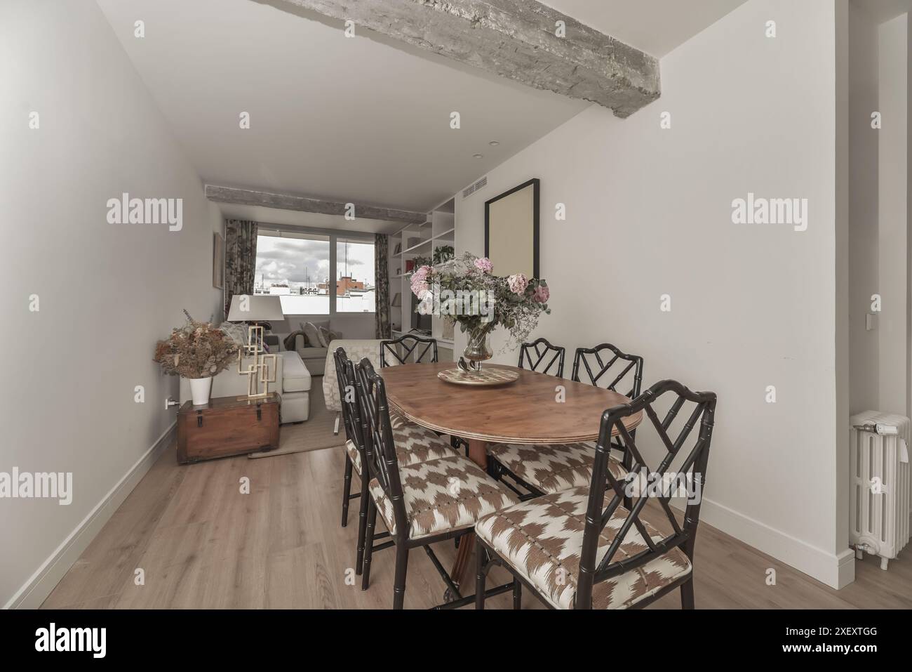 combina diverse texture come legno, velluto, tela e metallo per creare profondità e interesse visivo Foto Stock