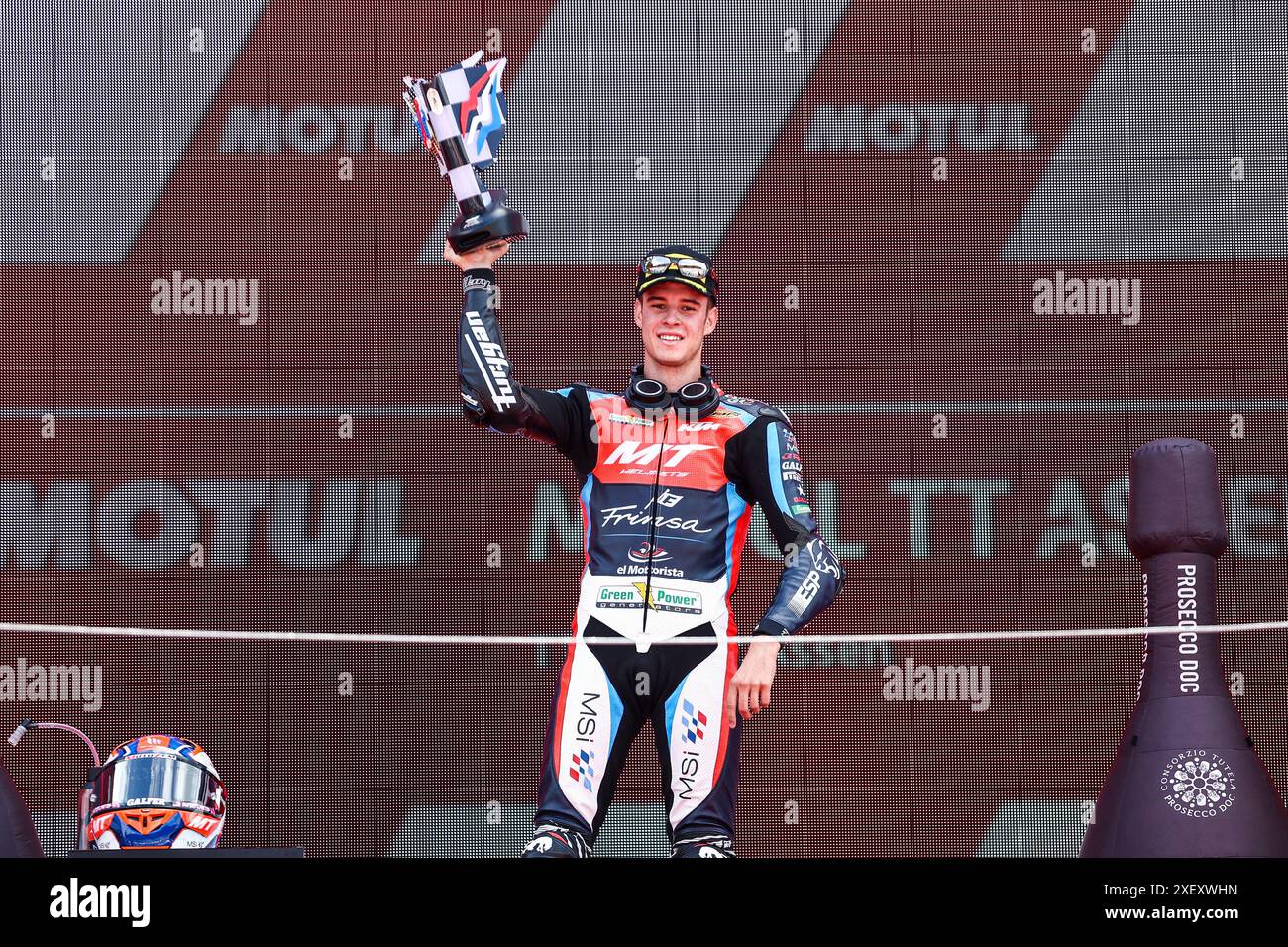 ASSEN - il vincitore Ivan Ortola (ESP) sul podio dopo la gara Moto3 al TT di Assen 2024. ANP VINCENT JANNINK Foto Stock