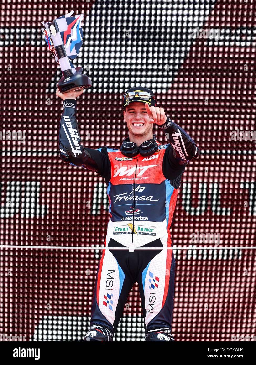 ASSEN - il vincitore Ivan Ortola (ESP) sul podio dopo la gara Moto3 al TT di Assen 2024. ANP VINCENT JANNINK Foto Stock