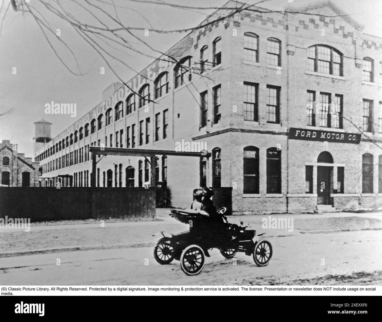 La storia della Ford. Lo stabilimento di Highland Park, Michigan, USA, era uno stabilimento di produzione per la Model T ed è diventato famoso per essere stato il primo stabilimento nella storia a assemblare auto su una catena di montaggio in movimento. L'immagine mostra la fabbrica di Henry Fords che costruisce lo stabilimento Ford Piquette Avenue, il secondo centro di produzione automobilistica della Ford Motor Company. Costruito nel 1904. Foto Stock