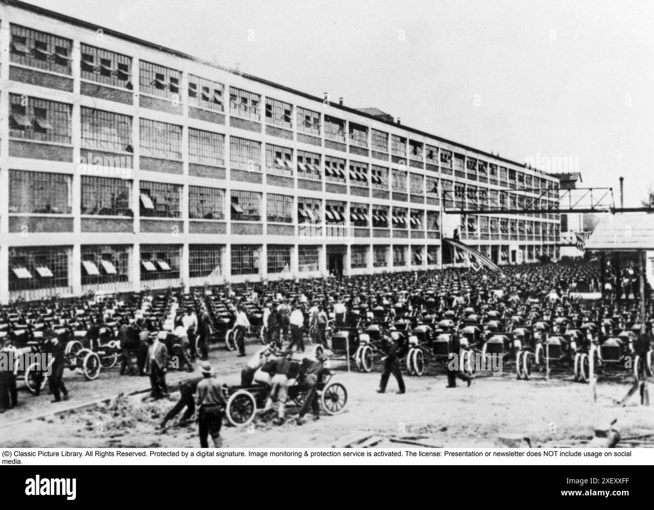 La storia della Ford. Lo stabilimento di Highland Park, Michigan, USA, era uno stabilimento di produzione per la Model T ed è diventato famoso per essere stato il primo stabilimento nella storia a assemblare auto su una catena di montaggio in movimento. L'immagine mostra l'edificio della fabbrica e il telaio con massa esterna. 1913 Foto Stock