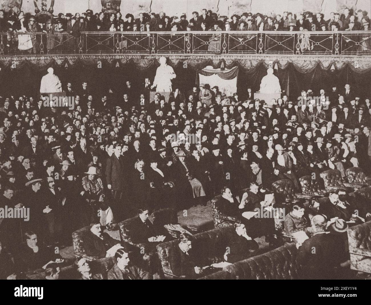 "Parlamento" irlandese in sessione a Mansion House, Dublino, Irlanda. 27 febbraio 1919 sessione di apertura storica dell'Assemblea Costituente irlandese, membri del Sien Fein che occupano sedie imbottite di fronte. Dietro, e in galleria, ci sono spettatori composti in gran parte da donne, sacerdoti e studenti. Foto Stock