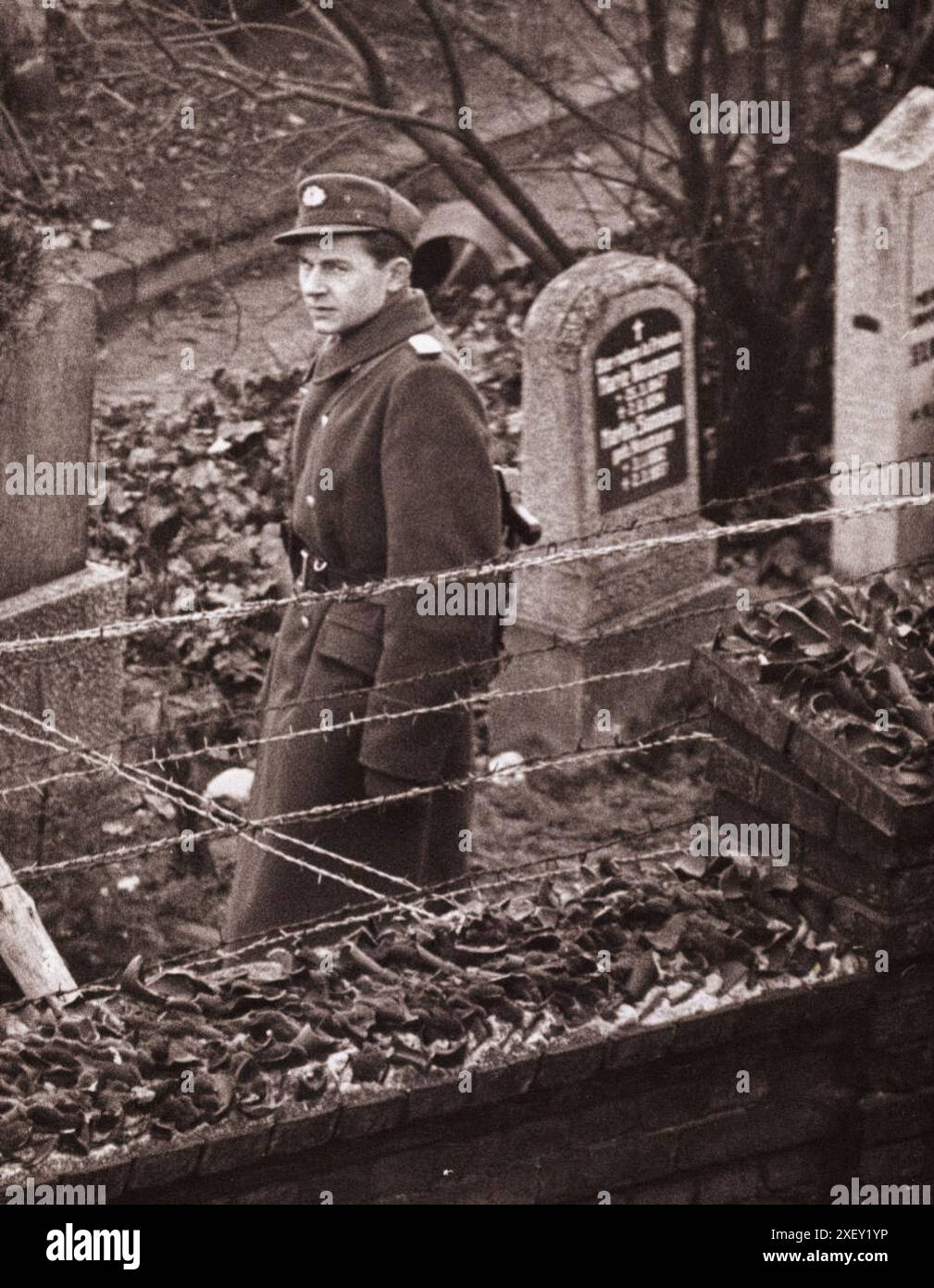 Foto d'epoca della crisi berlinese del 1961: Costruire il Muro la posta di polizia al cimitero di Bernauer Strasse. Berlino, ottobre 1961 Foto Stock