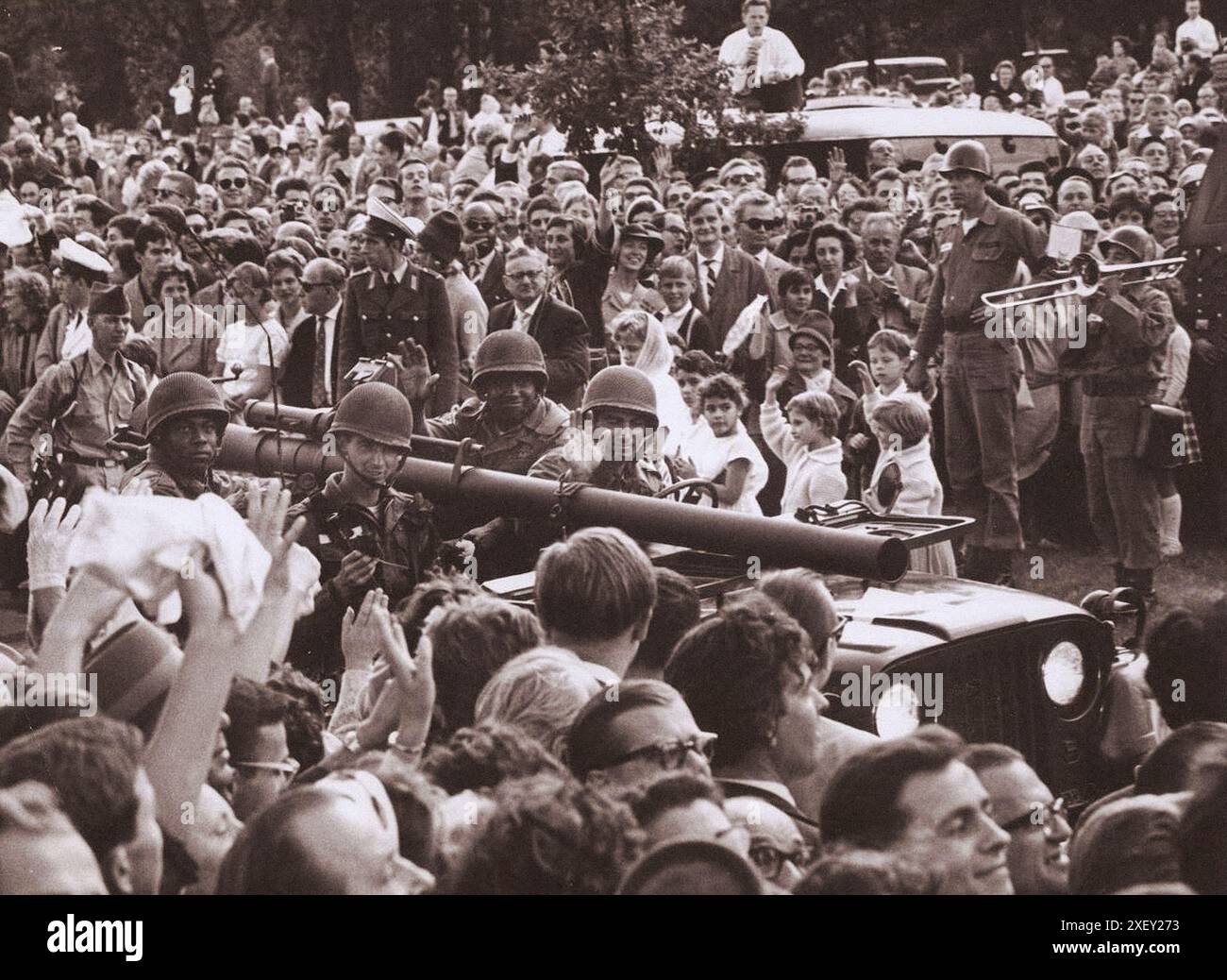 Foto d'epoca della crisi di Berlino del 1961: Costruire il Muro. Berliners Benvenuto truppe americane. 1961 Foto Stock