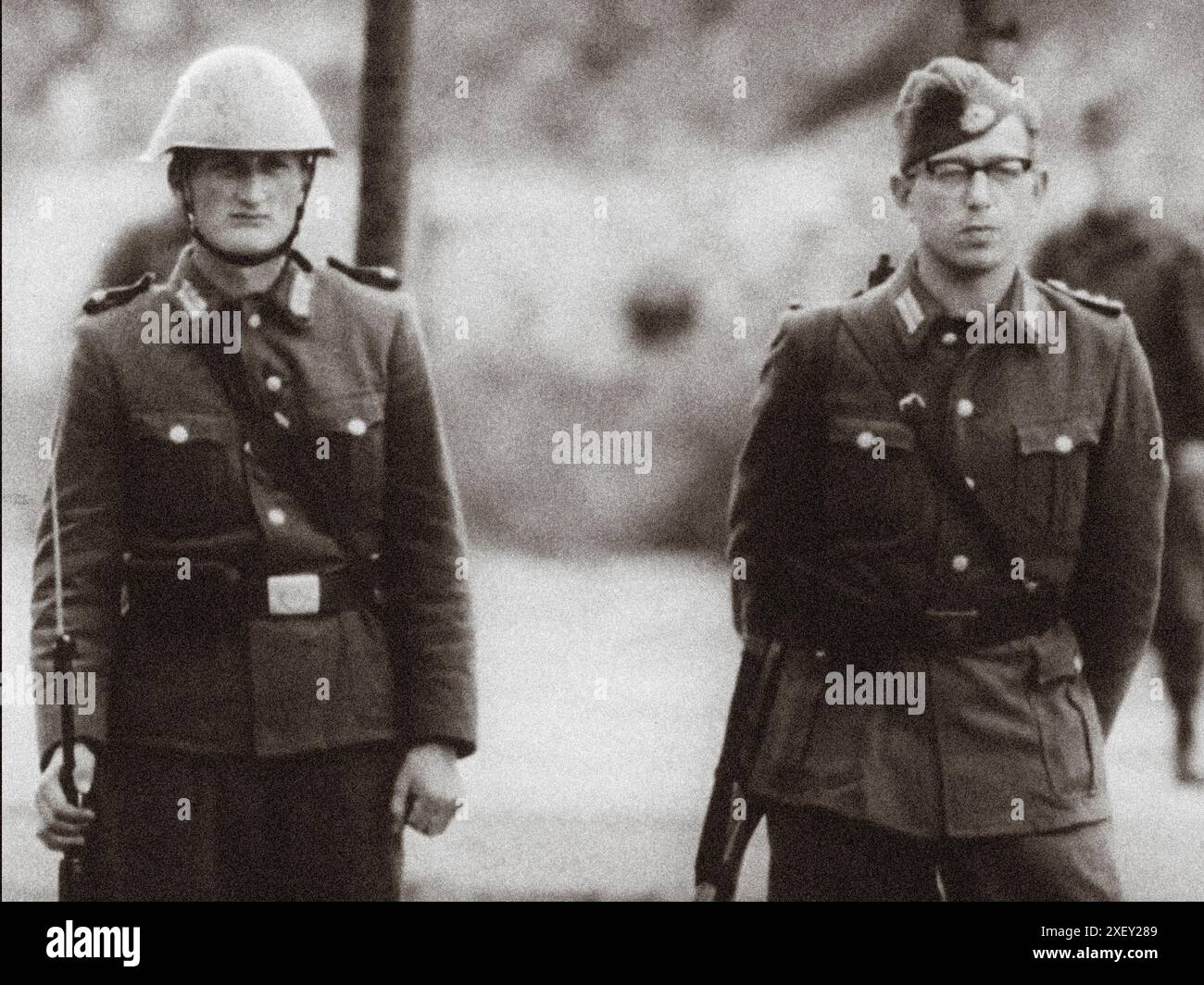 Crisi di Berlino del 1961. La serie di foto d'archivio raffigura il divieto di viaggio dell'agosto 1961 tra Berlino Est e Berlino Ovest e mostra la costruzione di barricate che alla fine sarebbero diventate il muro di Berlino. Germania. 1961 Foto Stock