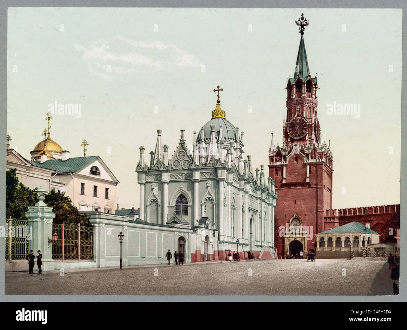 Foto del XIX secolo del Convento dell'Ascensione (Convento Starodevichy) e della porta Spassky. Impero russo. 1890-1906 Convento dell'Ascensione, noto come Convento Starodevichy o Convento delle antiche Dame fino al 1817, era un convento ortodosso nel Cremlino di Mosca che conteneva le sepolture di grandi principesse, tsarinas e altre nobili signore della corte reale moscovita. La Torre Spasskaya, tradotta come "Torre del Salvatore", è la torre principale sulla parete orientale del Cremlino di Mosca che si affaccia sulla Piazza Rossa. Foto Stock
