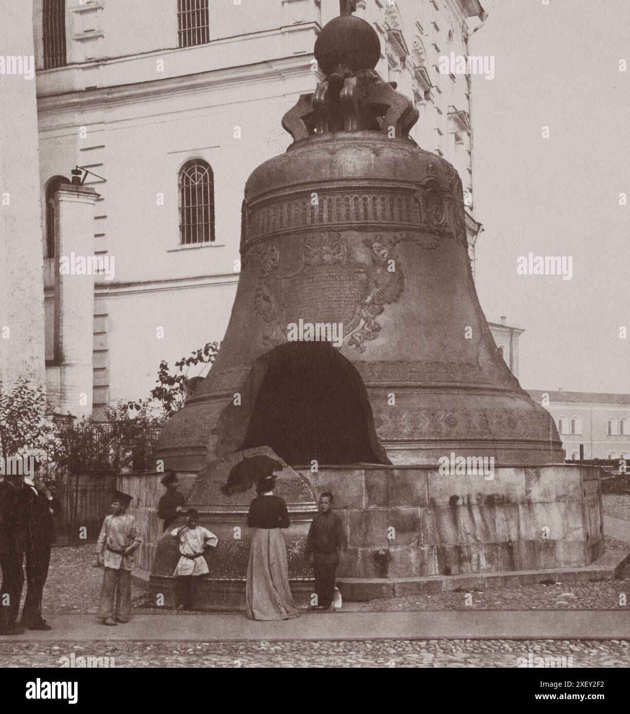 Foto d'epoca del Re delle campane (Zar-kolokol) al Cremlino di Mosca. 1901 la Campana dello zar (Zar-kolokol), nota anche come Campana dello zar Kolokol, Zar Kolokol III, o Campana reale, è una campana alta 6,14 metri (20,1 piedi), con un diametro di 6,6 metri, esposta sui terreni del Cremlino di Mosca. La campana fu commissionata dall'imperatrice Anna Ivanovna, nipote di Pietro il grande. Non è mai stato in condizioni di funzionamento, sospeso o suonato. Foto Stock