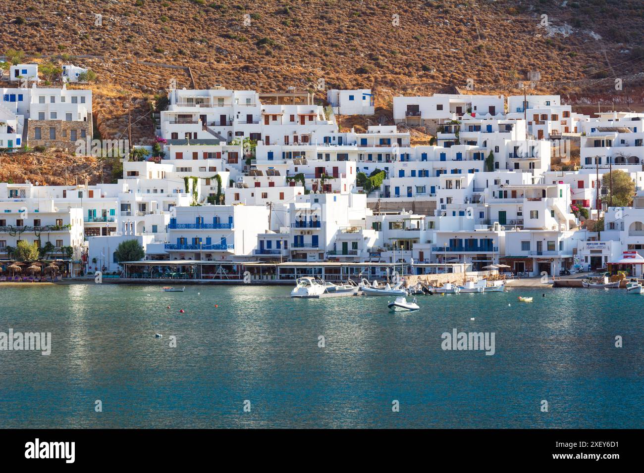 Sifnos, Grecia - 10 settembre 2018: Villaggio di Kamares nel tardo pomeriggio. Architettura delle Cicladi. Isola di Sifnos, Grecia Foto Stock