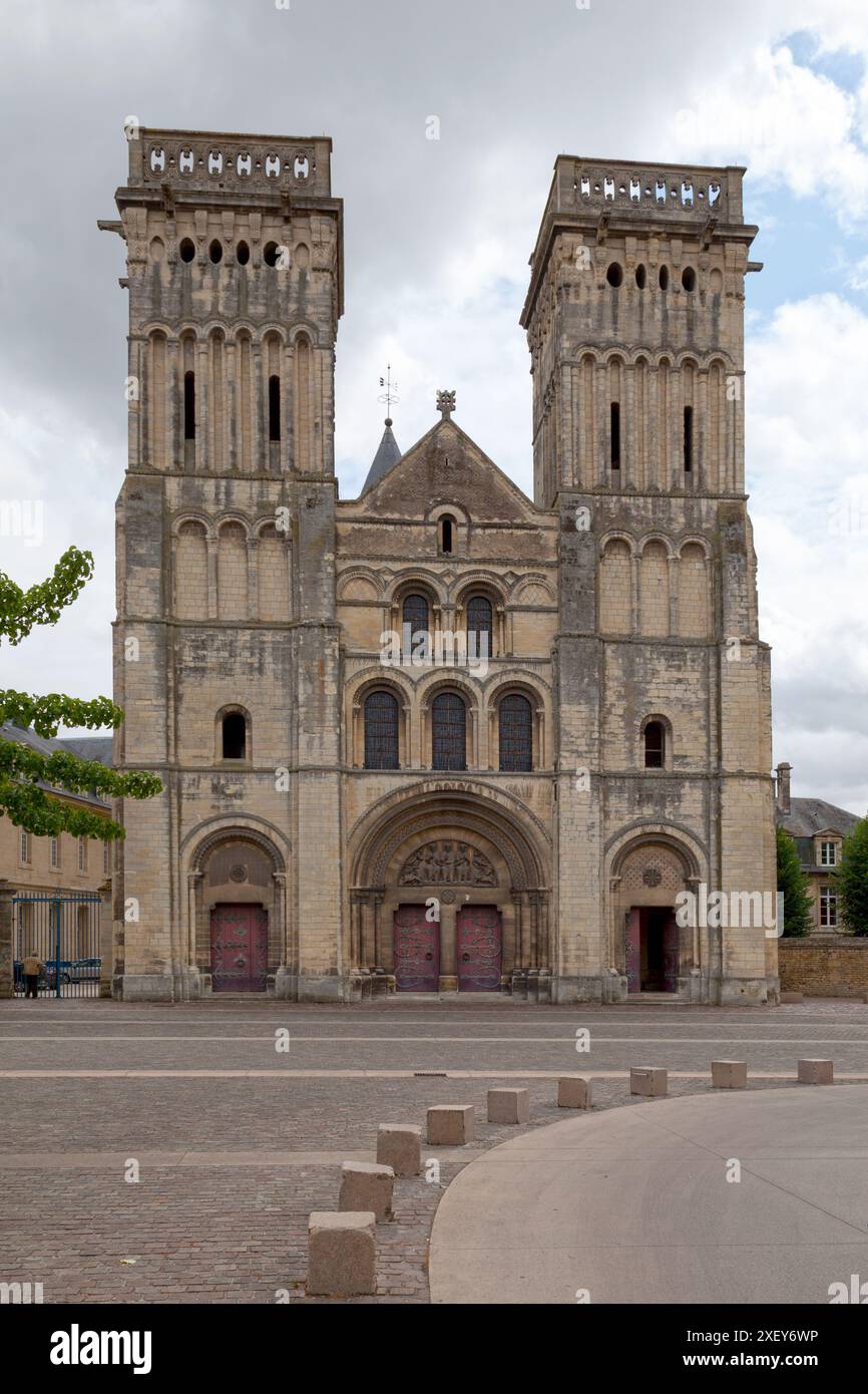 La Chiesa abbaziale della Trinità (Église abbatiale de la Trinité) fa parte del complesso dell'Abbazia della Santissima Trinità, nota anche come Abbaye aux Dam Foto Stock