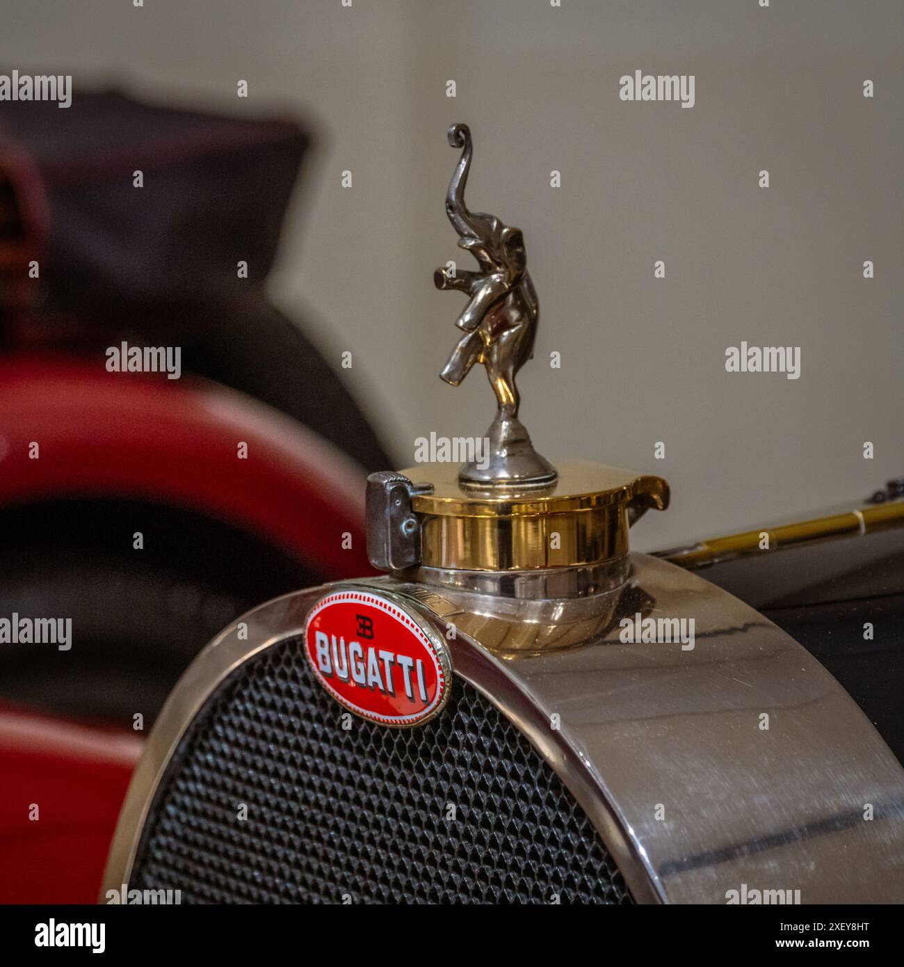 Logo dell'auto Bugatti Type 46 1930 nel Museo dei motori di Franschhoek. Foto Stock