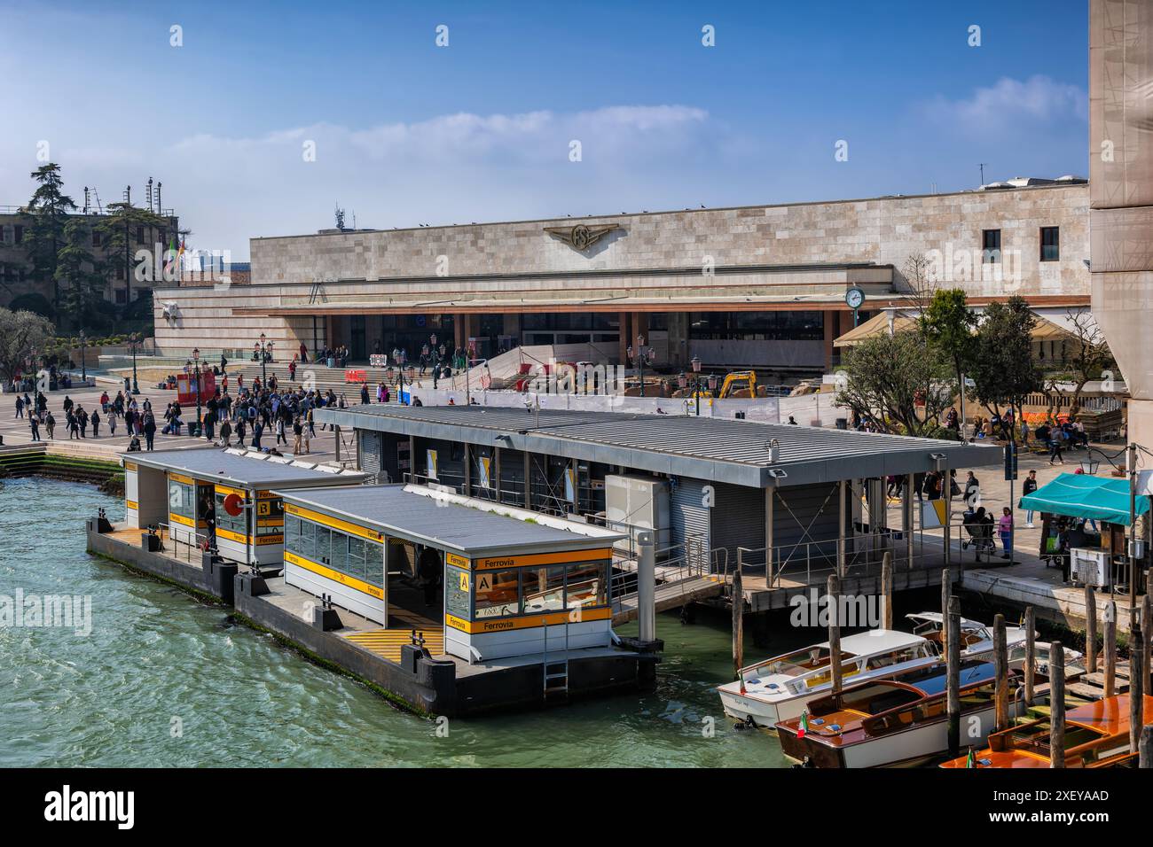 Venezia, Italia - 19 marzo 2024 - stazione ferroviaria di Venezia Santa Lucia e vaporetto piattaforme galleggianti sul Canal grande. Foto Stock