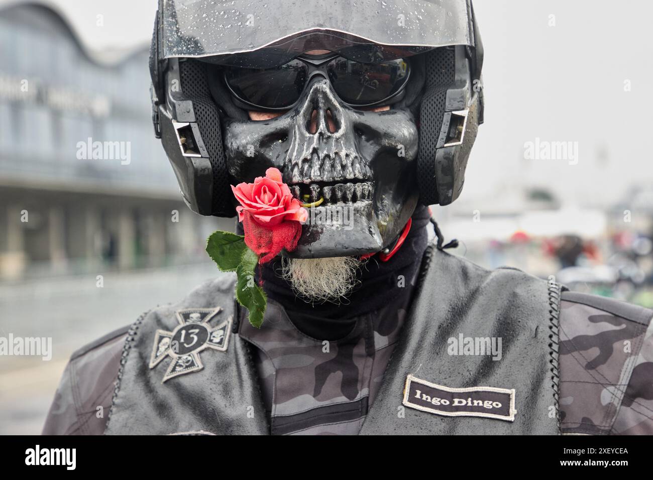 30 giugno 2024, Amburgo: Il visitatore Ingo Frolin di Lüneburg si trova con il suo casco motociclistico a forma di cranio al mercato all'ingrosso durante i giorni Harley di Amburgo. Il mercato all’ingrosso può essere visto in secondo piano. Foto: Georg Wendt/dpa Foto Stock