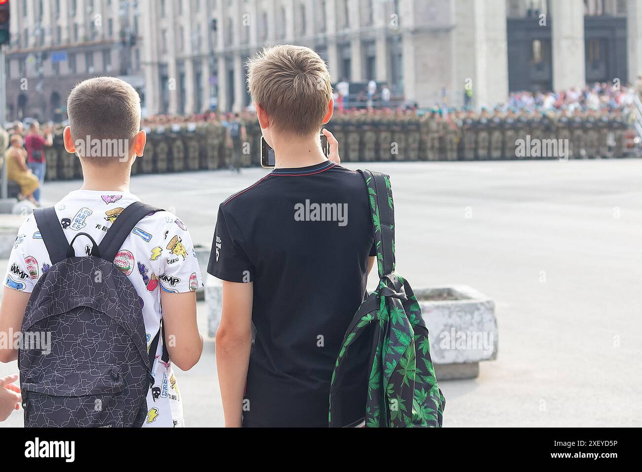 Kiev, Ucraina - 18 agosto 2018: Gli adolescenti ucraini guardano le prove della parata militare in via Khreshchatyk Foto Stock