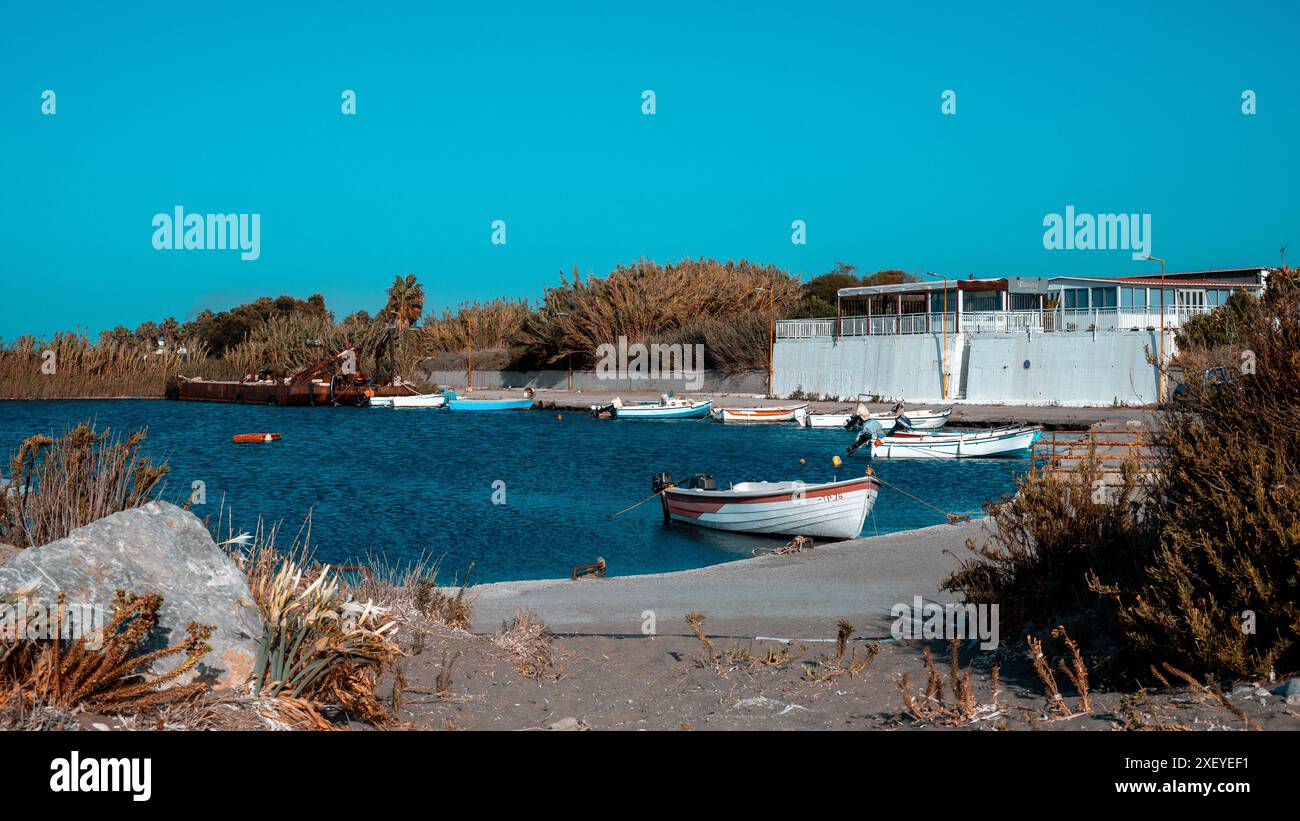 Una piccola insenatura greca con le casse da pesca. Foto Stock