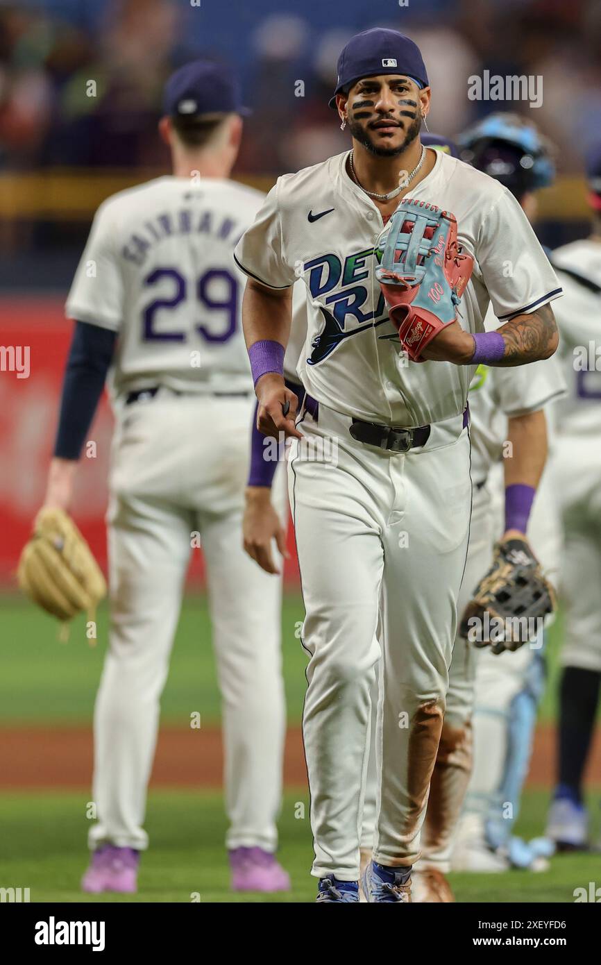 St. Petersburg, FL: L'esterno dei Tampa Bay Rays Jose Siri (22) si dirige al dugout dopo aver stretto la mano ai compagni di squadra sulla vittoria dopo una partita della MLB su p. Foto Stock